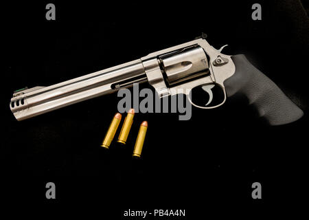 Un 500 revolver Magnum con munizioni su un sfondo isolato Foto Stock