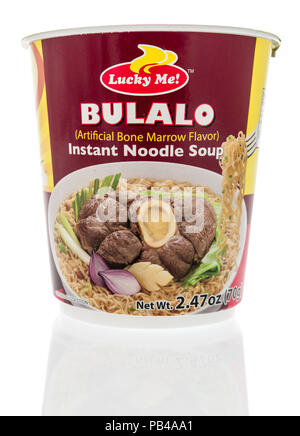 Winneconne, WI - 25 Luglio 2018 - una tazza di Lucky Me instant noodle soup in Bulalo sapore isolato su un background. Foto Stock