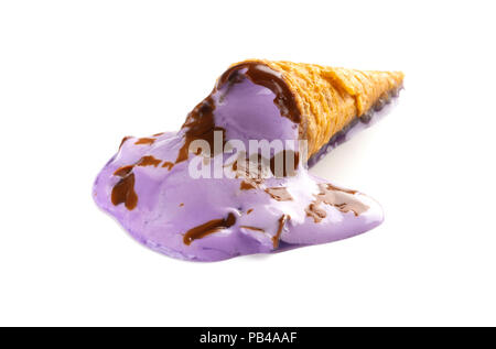 Mini patata dolce sapore cono gelato in un processo di fusione su sfondo blu Foto Stock