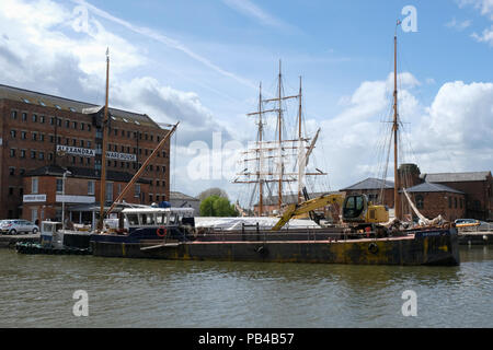 Canal draga rivierasche ormeggiata in Gloucester docks Foto Stock