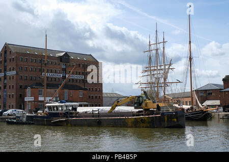 Canal draga rivierasche ormeggiata in Gloucester docks Foto Stock