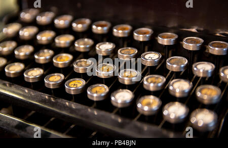 Dettagli di una vecchia macchina di scrittura. Una macchina da scrivere è un meccanico o elettromeccanico di macchina per la scrittura di caratteri simili a quelli pro Foto Stock