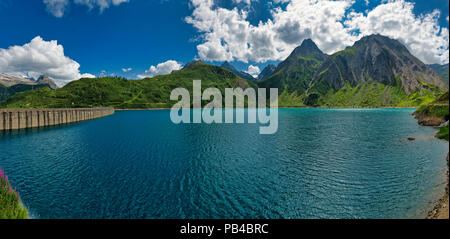 Il paesaggio del lago di Morasco nella stagione estiva con cielo blu e nuvole in background, Formazza valley - Piemonte, Italia Foto Stock