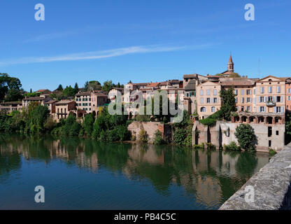 La città di Albi sul fiume Tarn vicino a Tolosa, Francia, mostrando la Sainte-Cécile cattedrale e il Pont Vieux nel centro della città Foto Stock