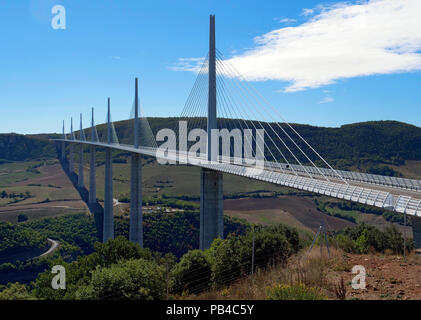 Il viadotto di Millau oltre il fiume Tarn gorge vicino a Millau nel sud della Francia. Il ponte porta la A75 autostrada. Foto Stock