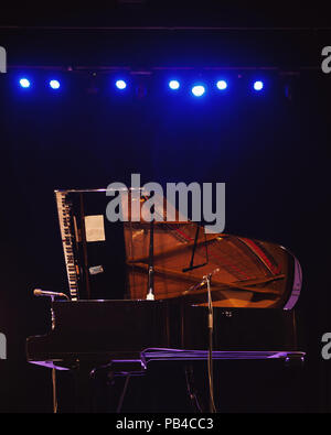 Vista ingrandita del grande palco concerto per pianoforte, aperto e miked, pronto per le prestazioni. Foto Stock