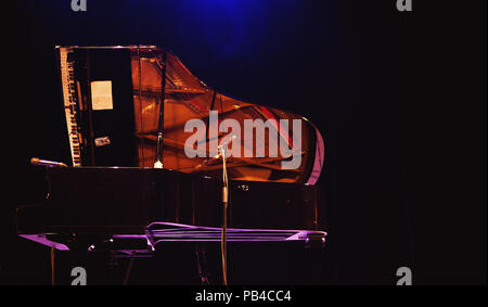 Vista ingrandita del grande palco concerto per pianoforte, aperto e miked, pronto per le prestazioni. Foto Stock