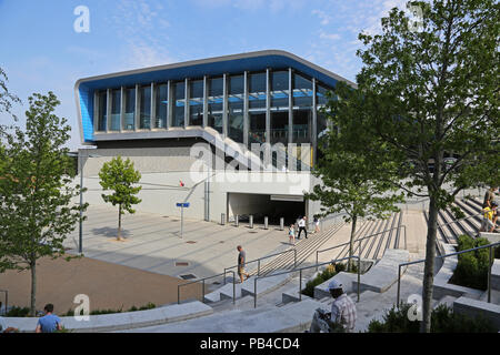 La nuova piattaforma ponte di accesso in lettura alla Stazione Ferroviaria, Berkshire, Regno Unito. Lato sud, mostra la nuova piazza pedonale, fasi e il sottopassaggio sotto la stazione Foto Stock