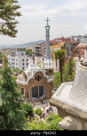 Barcellona, Spagna - 9 Maggio 2018: le persone si affollano vicino fiabesca gingerbread lodge nel Parco Guell. Questa è casa a due piani con terrazza panoramica Foto Stock