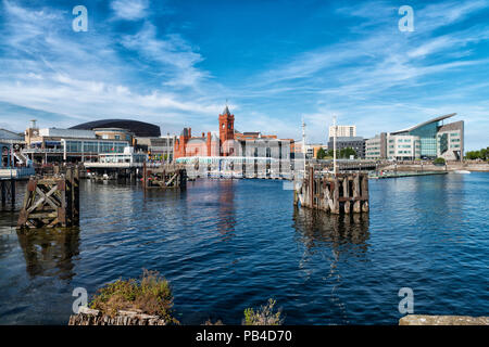 Il Mermaid Quay con da sinistra a destra, il Wales Millennium Centre, l'Edificio Pierhead, Il Senedd e l'edificio Atradius, Baia di Cardiff, nel Galles del Sud. Foto Stock