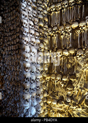 All'interno della Capela dos Ossos, la Cappella delle Ossa, accanto alla chiesa di San Francesco nella antica città murata di Evora, Portogallo Foto Stock