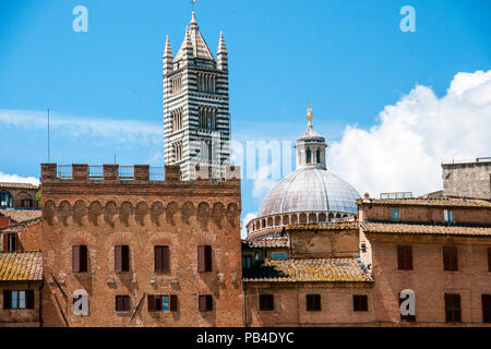 La torre e la cupola della cattedrale gotica Cattedrale di Santa Maria Assunta, da Piazza del Campo, nel borgo medievale di Siena, Toscana, Italia Foto Stock
