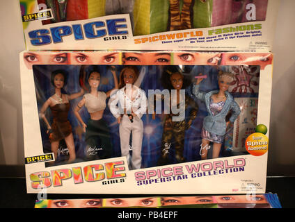 Voci sul display presso le Spice Girls mostra al Business Design Centre nel nord di Londra. Foto Stock