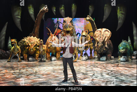 Michaela Strachan durante un photocall per il Walking With Dinosaurs - la spettacolare arena, all'Arena di Birmingham. Basato sulla serie televisiva BBC, la produzione star Strachan come paleontologo Huxley e 18 life-size dinosauri tra cui un Tirannosauro Rex, che è di 7 metri di altezza e 13 metri di lunghezza e due Brachiosaurus che sono di 11 metri di altezza e 17 metri di lunghezza. Foto Stock