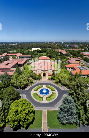 STANFORD, STATI UNITI - 6 Luglio: vista aerea Hoover fontana sul campus della storica Università di Stanford. Luglio 6, 2013. Foto Stock