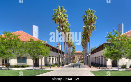 STANFORD, STATI UNITI - 6 Luglio: edifici moderni si fondono con la vecchia in corrispondenza alla storica Università di Stanford. Luglio 6, 2013. Foto Stock