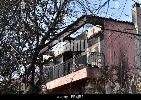 Atene, Grecia. Xxv Luglio, 2018. Edificio in area di Mati fuori di Atene, che è stata danneggiata dal fuoco. Credito: Dimitrios Karvountzis/Pacific Press/Alamy Live News Foto Stock