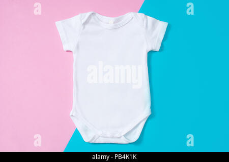 White baby romper mockup in rosa e blu. Foto Stock