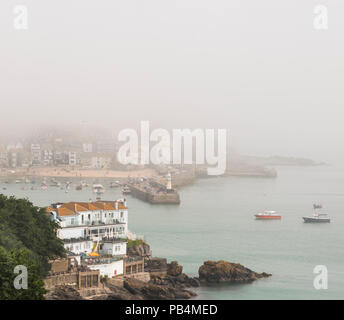 Estate nel Regno Unito, Early Morning mist bruciando con il sole, vedute di St Ives, Cornwall Foto Stock