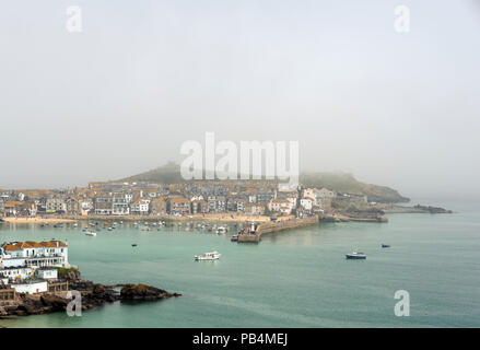 Estate nel Regno Unito, Early Morning mist bruciando con il sole, vedute di St Ives, Cornwall Foto Stock