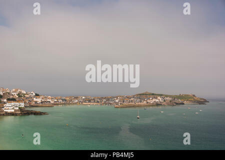 Estate nel Regno Unito, Early Morning mist bruciando con il sole, vedute di St Ives, Cornwall Foto Stock