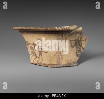 Frammento dal collo di anfora di terracotta. Cultura: cipriota. Dimensioni: 4 5/8 x 11 in. (11,8 x 28 cm). Data: ca. 850-750 A.C. Pannello con due cifre e i bracci di un terzo; pannello con una sola figura la rappresentazione(s) qui la maggior parte probabilmente illustrano un racconto oggetto. Una chiave di interpretazione risiede nella identità di alberi orizzontali detenute da figure in entrambi i pannelli. La figura sulla destra sembra essere in possesso di una lancia e indossa un indumento a cingoli di rombi alternativamente riservati e smaltata. In corrispondenza della estremità sinistra del frammento sono i bracci di un individuo che detiene un cu Foto Stock