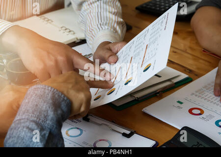 Riunioni di team aziendali e per discutere del piano di progetto. Imprenditori discutendo insieme in sala riunioni. Foto Stock