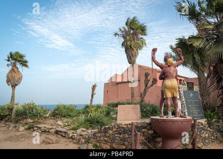 La scultura di libertà al di fuori della casa degli schiavi museo sul isola di Goree. Dakar, Senegal Foto Stock