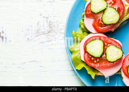 Bruschetta con insalata, salsicce, pomodori e cetrioli Foto Stock