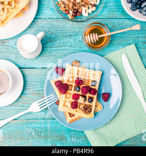 Waffles fatti in casa con il lampone e mirtillo Foto Stock