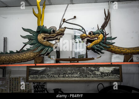 LANTAU, HONG-KONG - febbraio: Il dragon boat Museum nel villaggio di pescatori Tai O è popolare con i turisti in visita all'Isola di Lantau in data 3 febbraio 201 Foto Stock