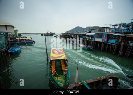 LANTAU, HONG-KONG - febbraio: Il villaggio di pescatori Tai O è molto popolare con i turisti provenienti all'Isola di Lantau in data 3 febbraio 2015 Foto Stock