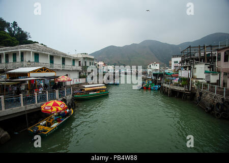 LANTAU, HONG-KONG - febbraio: Il villaggio di pescatori Tai O è molto popolare con i turisti provenienti all'Isola di Lantau in data 3 febbraio 2015 Foto Stock