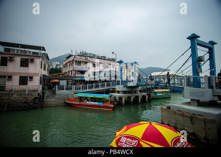 LANTAU, HONG-KONG - febbraio: Il villaggio di pescatori Tai O è molto popolare con i turisti provenienti all'Isola di Lantau in data 3 febbraio 2015 Foto Stock