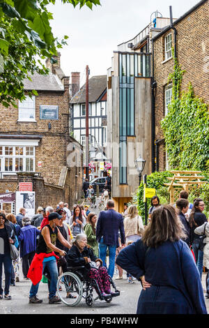 Il 'fiera in Piazza", un festival annuale di stagno quadrato e Sud Grove, Highgate Village, London, Regno Unito Foto Stock