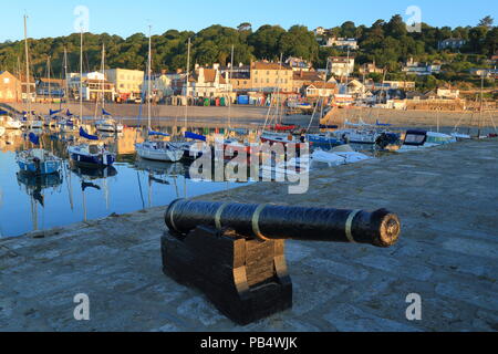 Il vecchio cannone in Cobb di Lyme Regis, Dorset Foto Stock