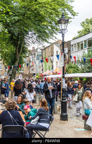 Il 'fiera in Piazza", un festival annuale di stagno quadrato e Sud Grove, Highgate Village, London, Regno Unito Foto Stock
