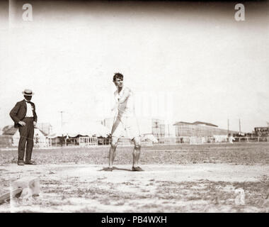 1001 Martin Sheridan della Grande New York Irish Athletic Association gettando un discus al 1904 Olimpiadi Foto Stock