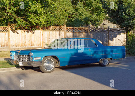 Blu Vintage 1966 Coupe de Ville Cadillac porta due berlina parcheggiata su una strada residenziale in Vancouver, BC, Canada Foto Stock