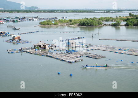 Villaggio galleggiante in lunghi Hai, sud del Vietnam Foto Stock