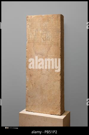 Stele di marmo con una iscrizione Lydian. Cultura: Lydian. Dimensioni: complessivo: 64 3/16 x 24 1/2 x 8 in. (163 x 62,2 x 20,3 cm). Data: 6° secolo a.c.?. Scavato a Sardi questa stele una volta sorgeva in una fila di tali monumenti all'estremità ovest del tempio di Artemide a Sardi. L iscrizione è uno dei meglio conservati e più importanti documenti nella Lydian script. Anche se le lettere sono simili a quelli del Greco, il linguaggio stesso era molto diversa e non è ancora stato completamente decifrato. L'iscrizione può essere un documento giudiziario relative al trasferimento di merci da un individuo n Foto Stock