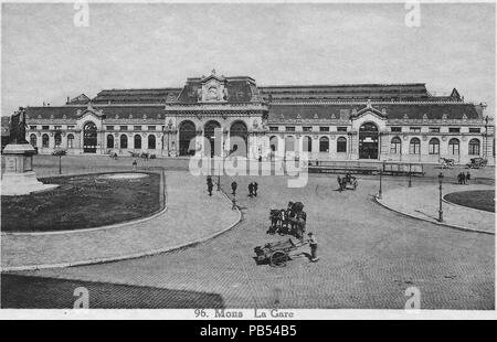 . Nederlands: Briefkaart van het station Bergen. Voor het station liggen tramsporen. circa 1910 1054 Mons Gare carte postale 2 Foto Stock