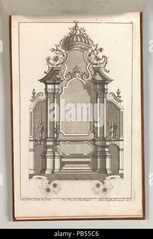 Design per un Altare monumentale, Piastra k da 'Unterschiedliche Neu Inventierte Altäre mit darzu gehörigen Profillen u. Grundrißen.". Artista: Franz Xavier Habermann (Tedesco, 1721-1796); Carl Pier (tedesco, attivo Augsburg, ca. 1750); Jeremias Wachsmuth (Tedesco, 1712-1771). Dimensioni: complessivo: 8 7/16 × 13 3/4 in. (21,5 × 35 cm). Editore: Martin Engelbrecht (tedesco, Augsburg 1684-1756 Augusta). Data: stampato ca. 1750-56. Ornamento di stampa con un design per un altare in stile tardo-barocco, con vasi e vittoria femminile figure fiancheggianti l altare e un grande baldacchino sopra il frontone spezzato. Th Foto Stock