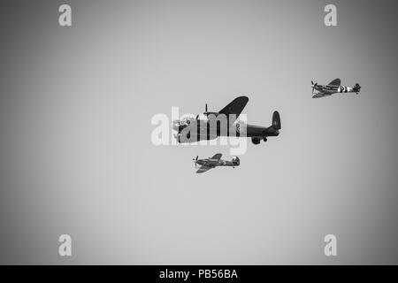 A WW2 bombardiere Lancaster accompagnato da uno Spitfire ed Hurricane Foto Stock