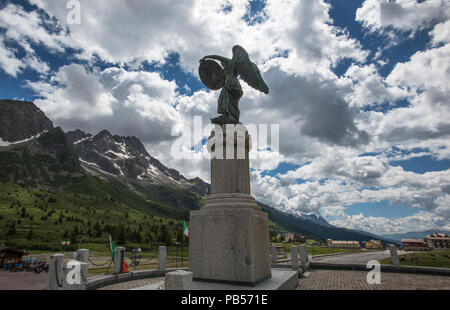 Passo del Tonale sacrario militare. Alpi italiane. Giugno 2018 Il Passo del Tonale memorial commemora i combattimenti durante la Prima Guerra Mondiale nel Pass Foto Stock