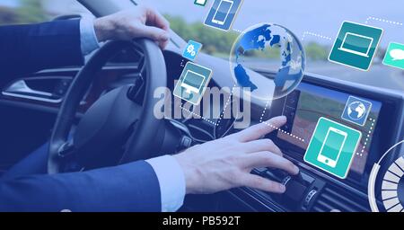 Uomo alla guida in auto con heads up display interface Foto Stock