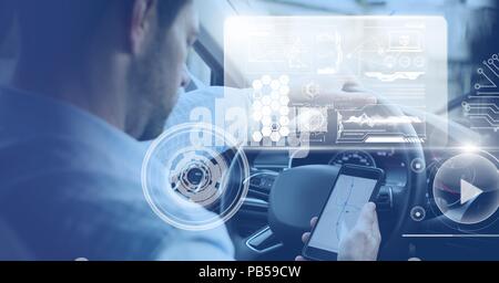 Uomo alla guida in auto con heads up display di interfaccia e telefono Foto Stock