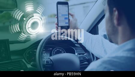 Uomo alla guida in auto con heads up display interfaccia sul telefono Foto Stock