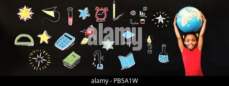 Scuola ragazza con globo mondo istruzione e disegno sulla lavagna per la scuola Foto Stock