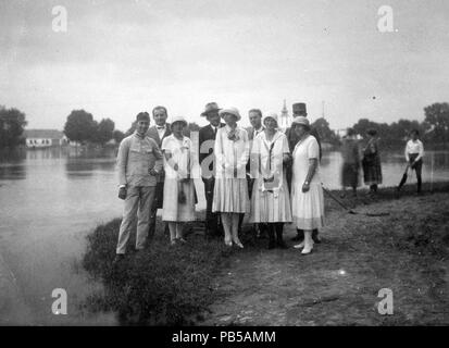 1597 Tableau, fiume, signora, uomini, uniforme, moda, cappello, Riva, superficie di acqua, lago, donne, orologio da polso, borsetta, abiti estivi Fortepan 14319 Foto Stock